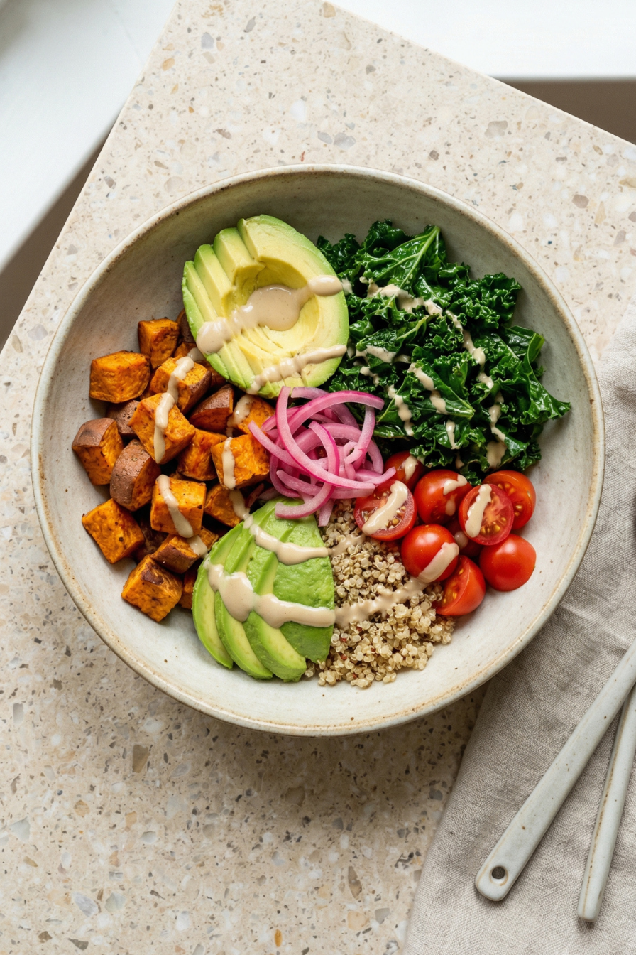 Bol healthy coloré avec légumes frais, céréales complètes et graines sur une table lumineuse