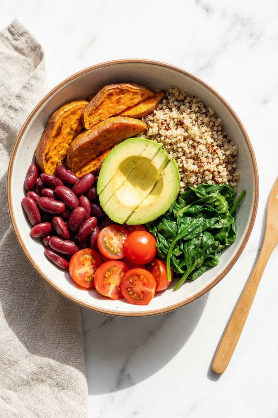 Plat vegan coloré avec légumes frais, quinoa et sauce naturelle